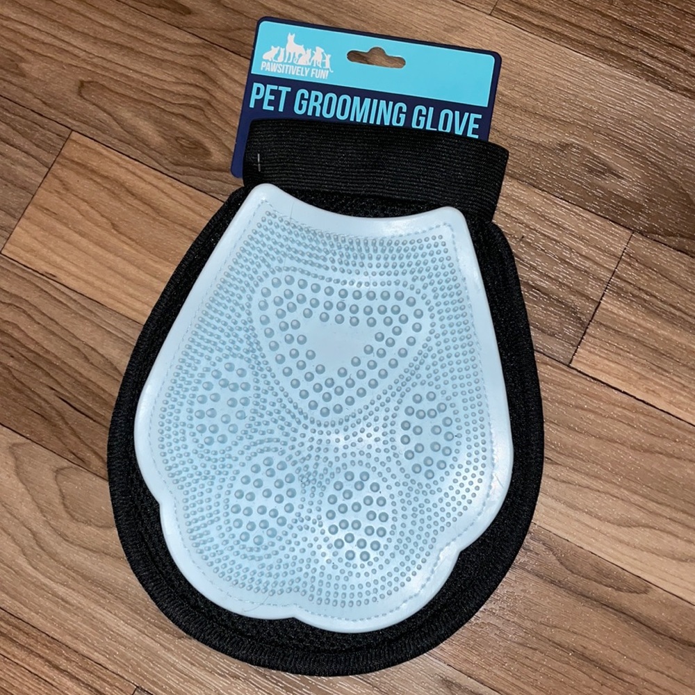 Pet grooming glove